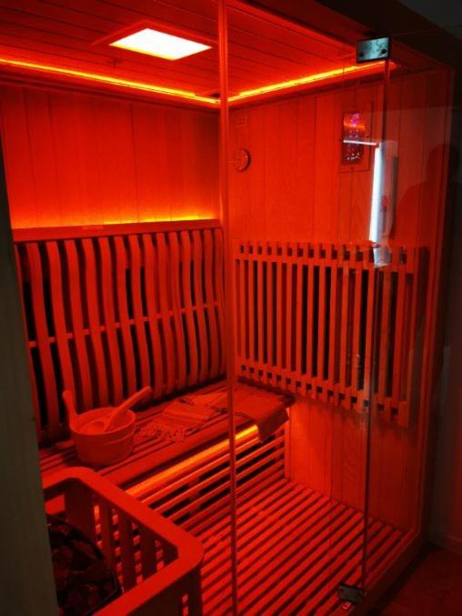 Spabyelleetlui Spa Rouge Ou Bleu Mouscron Bagian luar foto