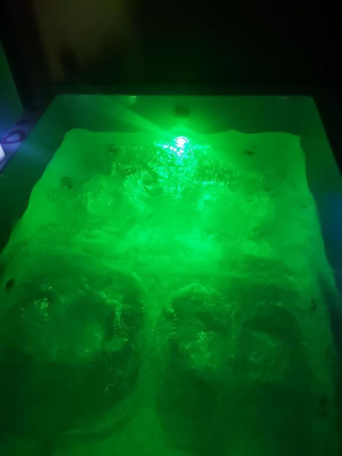 Spabyelleetlui Spa Rouge Ou Bleu Mouscron Bagian luar foto