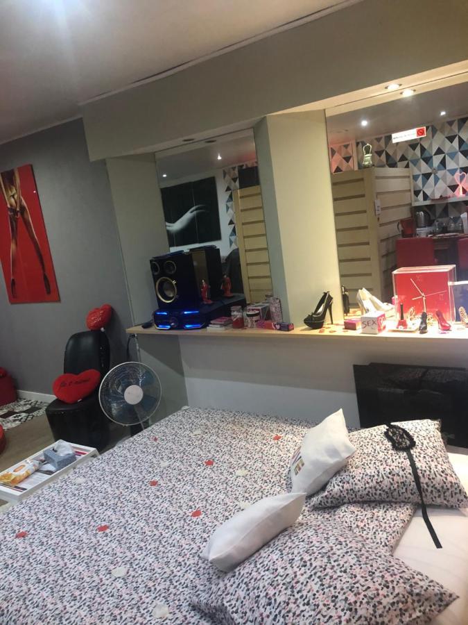 Spabyelleetlui Spa Rouge Ou Bleu Mouscron Bagian luar foto