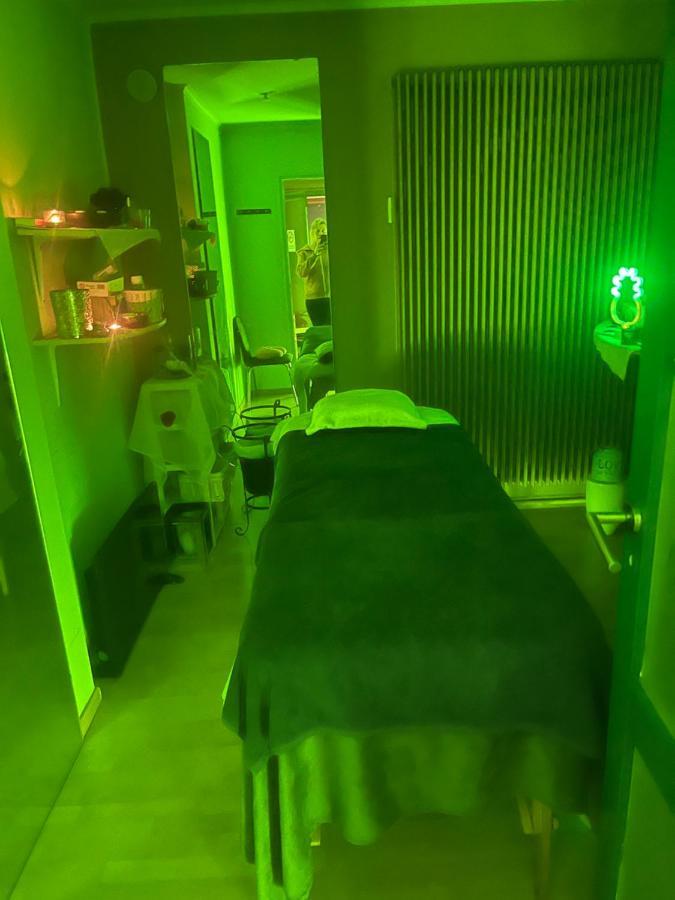 Spabyelleetlui Spa Rouge Ou Bleu Mouscron Bagian luar foto