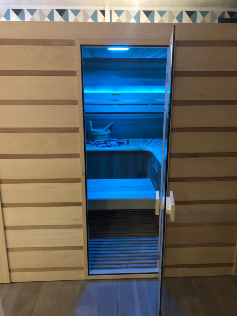 Spabyelleetlui Spa Rouge Ou Bleu Mouscron Bagian luar foto