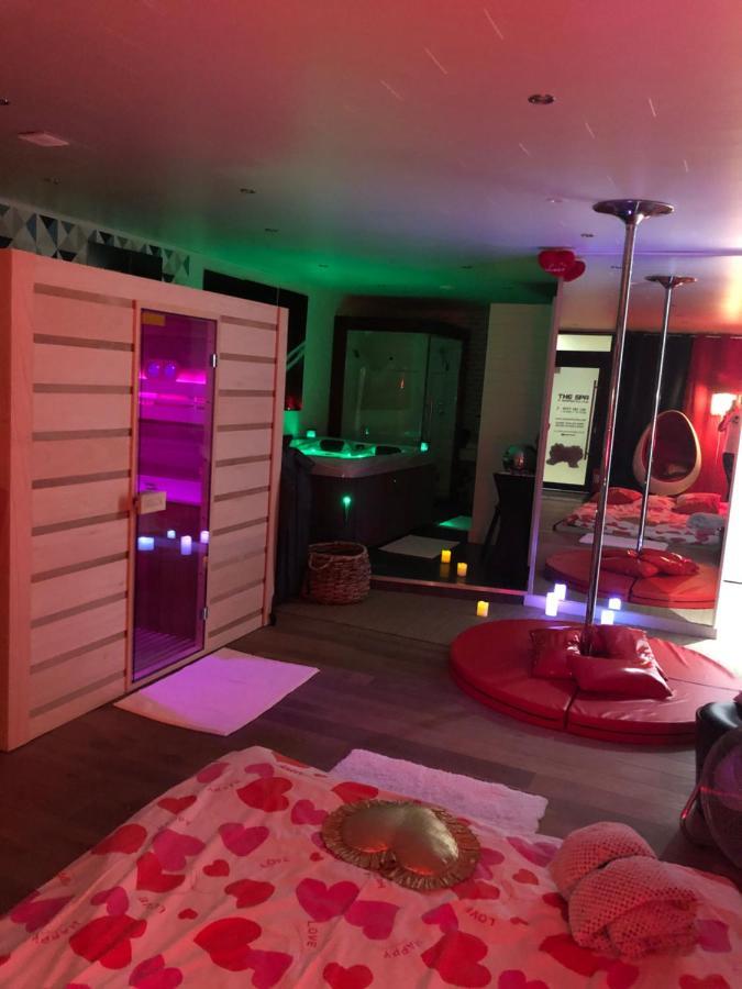 Spabyelleetlui Spa Rouge Ou Bleu Mouscron Bagian luar foto